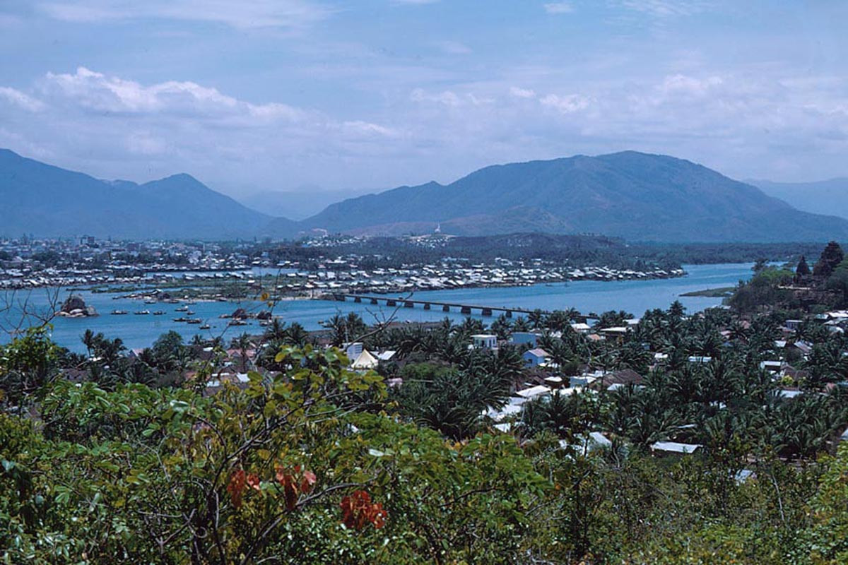 Khu vực cửa sông Cái Nha Trang với cầu Sông Cái và tháp Chăm Po Nagar ở bên phải.