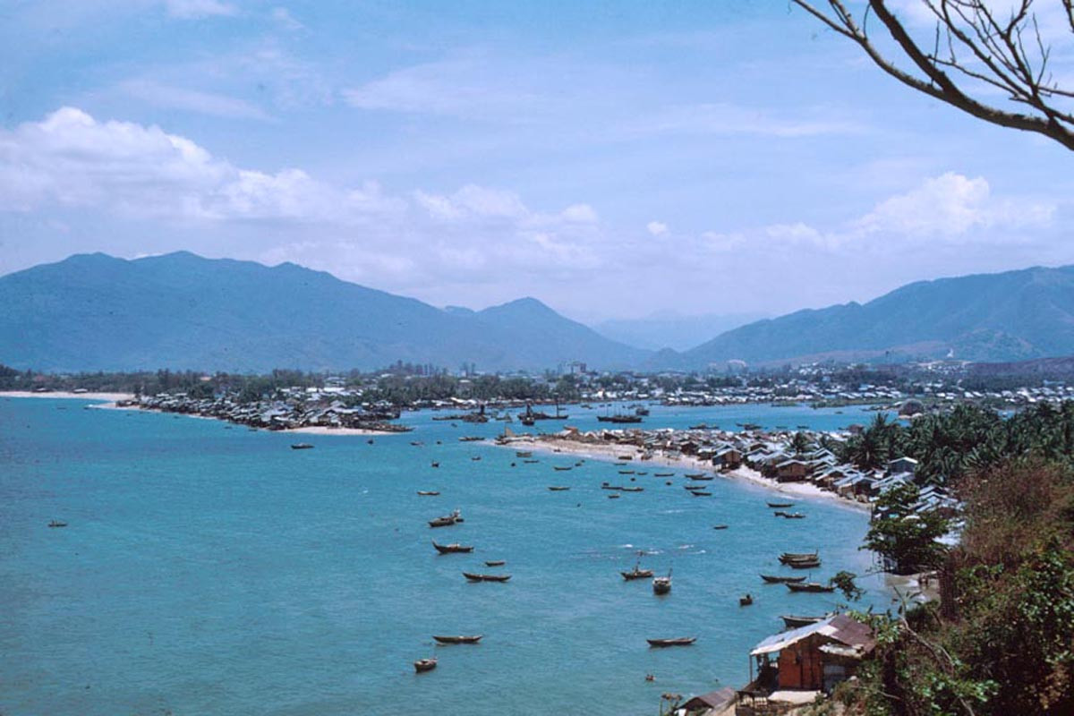 Làng chài ở khu vực cửa sông Cái.