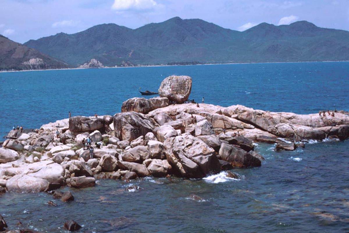 Hòn Chồng, thắng cảnh nổi tiếng của Nha Trang.