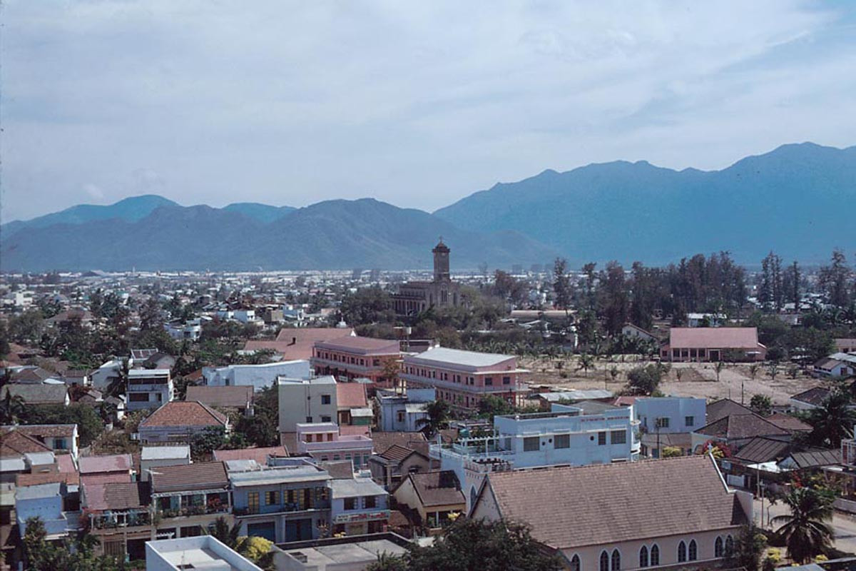 Khu vực trung tâm thị xã Nha Trang với nhà thờ Núi ở chính giữa.