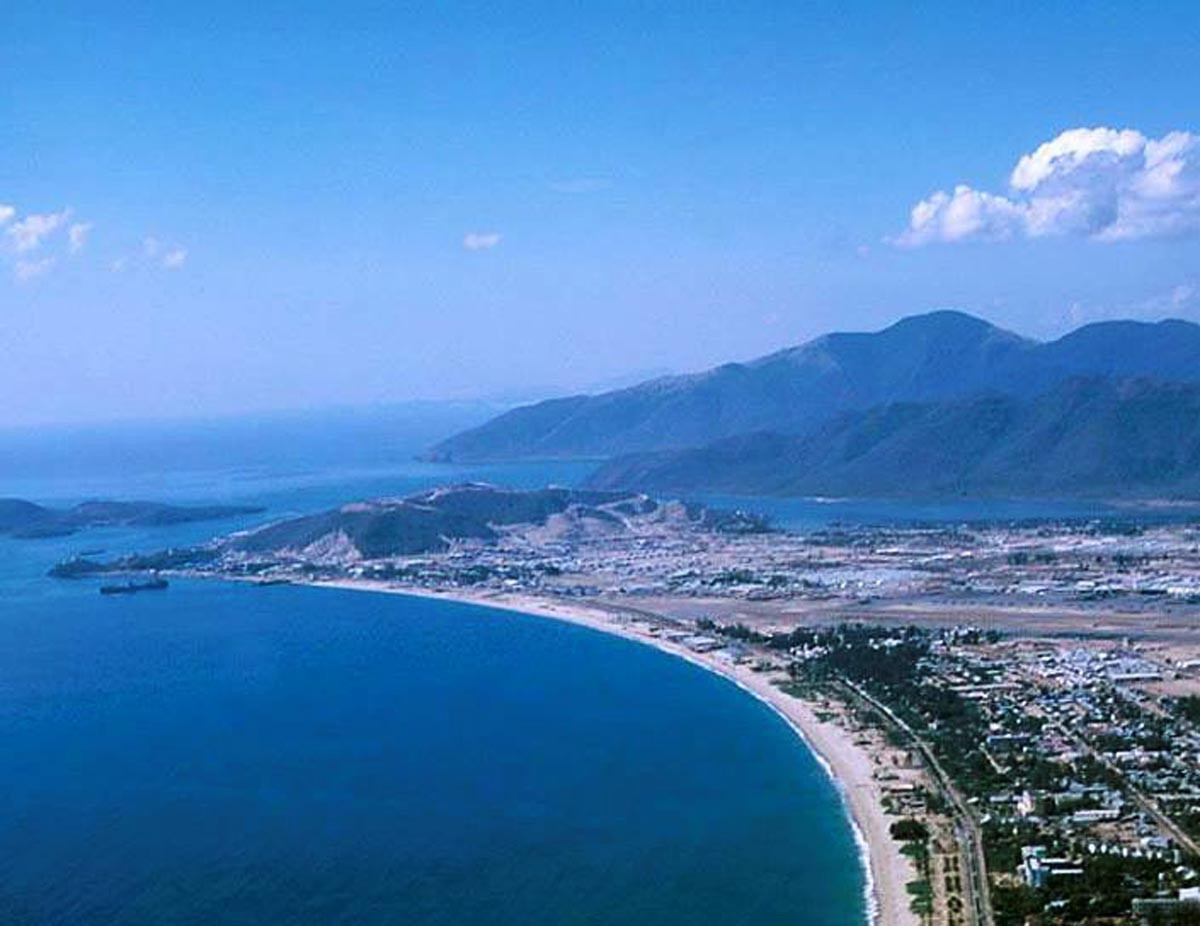 Khung cảnh phía Nam vịnh Nha Trang năm 1967 nhìn từ trên cao. Ảnh: 569th.com.