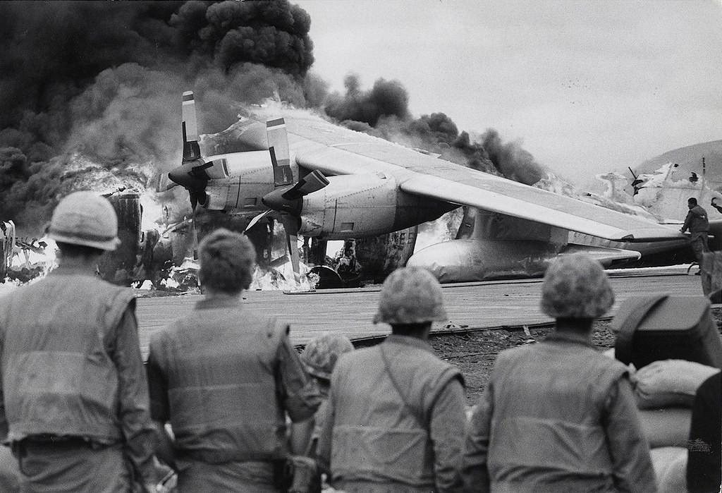 Máy bay vận tải C-130 của Mỹ trúng đạn khi hạ cánh, lao xuống đường băng sân bay dã chiến Khe Sanh và bốc cháy ngùn ngụt.