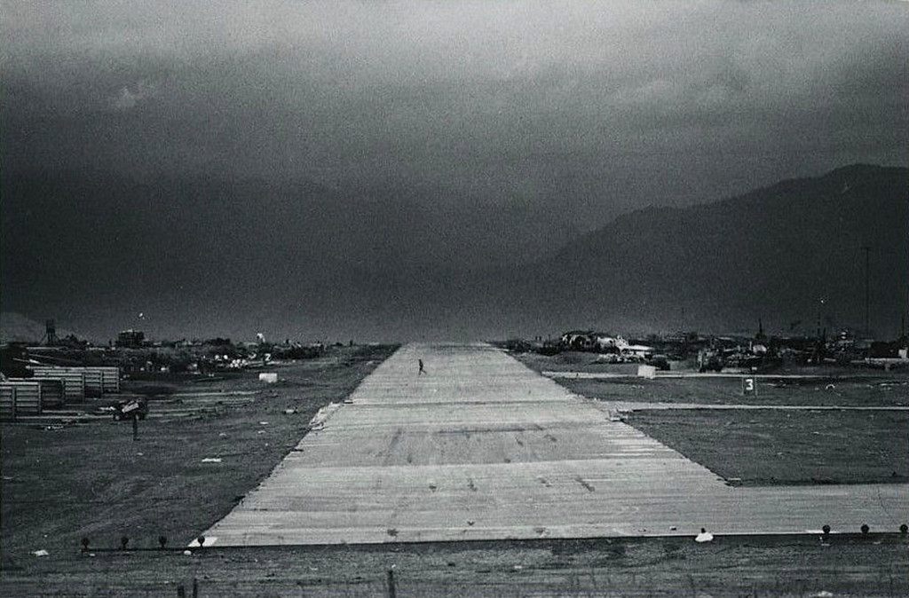 Đường băng sân bay Khe Sanh được làm bằng những tấm kim loại lớn, liên tục hứng chịu đạn pháo, lúc cao điểm có thể lên đến 5-6 quả mỗi phút. Đây là "cánh cửa" duy nhất kết nối lính Mỹ ở Khe Sanh với thế giới bên ngoài.