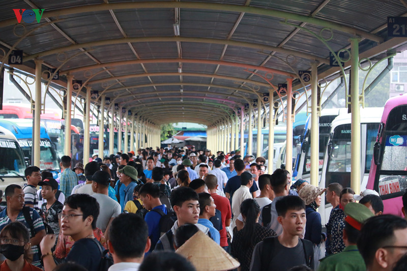 Khoảng 16h chiều, lượng khác đổ ra bến xe Giáp Bát tăng cao. Để phục vụ lượng khác nghỉ lễ, bến xe Giáp Bát cũng sẽ tăng cường thêm 115 xe tập trung vào các tuyến như Thanh Hóa, Thái Bình, Nam Định, Ninh Bình…