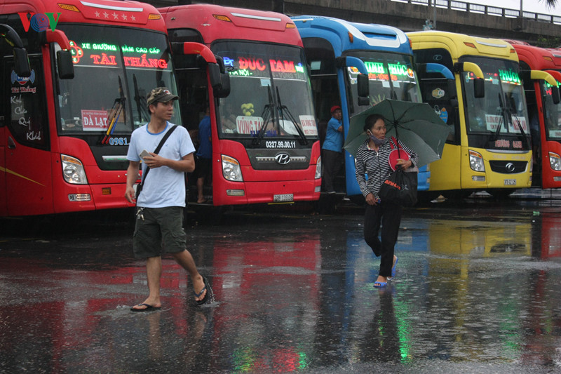 Hầu hết các xe tuyến tỉnh về Nam Định, Ninh Bình, Thái Bình, Thanh Hóa,… đều ken đặc hành khách ngay khi cập bến. Ai cũng vội vã chạy mưa đề kịp bắt xe.