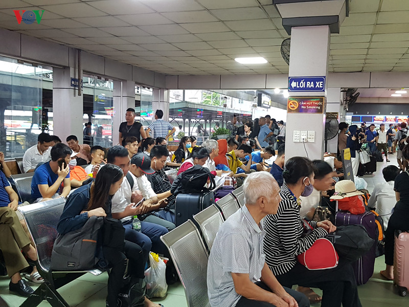 Thời điểm 16h30, nhà chờ bến xe Nước Ngầm, Giáp Bát bắt đầu ken đặc hành khách, hầu hết hành khách đều đi chuyến xe tối, song ai cũng ra mua vé sớm để không bị lỡ chuyến xe về quê.