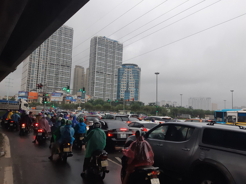 Tại khu vực BX. Mỹ Đình, người dân cũng đua nhau đổ dồn về hướng bến xe dưới trời mưa lớn, khiến sự lưu thông của các phương tiện ở đường Vành đai 3 trở nên hỗn loạn, ùn tắc kéo dài.