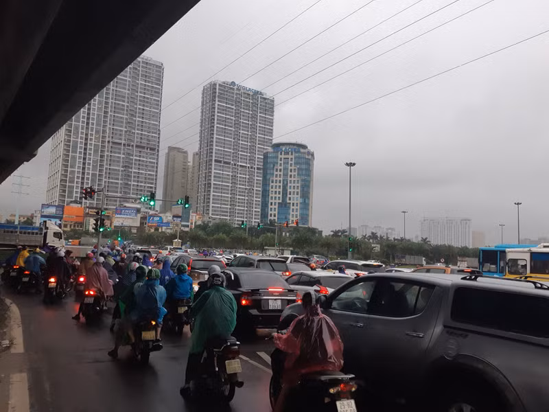 Tại khu vực BX. Mỹ Đình, người dân cũng đua nhau đổ dồn về hướng bến xe dưới trời mưa lớn, khiến sự lưu thông của các phương tiện ở đường Vành đai 3 trở nên hỗn loạn, ùn tắc kéo dài.