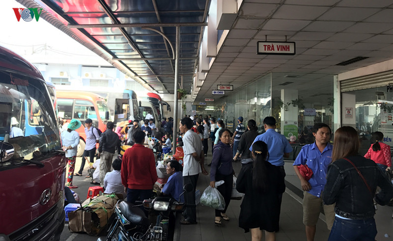 Đến hơn 16h, do ảnh hưởng của bão số 4, trời đổ cơn mưa lớn và kéo dài, nhưng hàng nghìn người lao động và sinh viên vẫn ùn ùn kéo nhau về các bến xe để về quê bắt đầu kỳ nghỉ lễ Quốc khánh 2/9. Tại các quầy bán vé về các tỉnh: Nghệ An, Hà Tĩnh tập trung đông hành khách nhất.