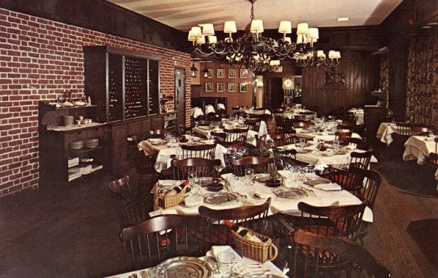 Nhà hàng Inn of the Clock trong tòa nhà United Nations Plaza, đại lộ Số 1.