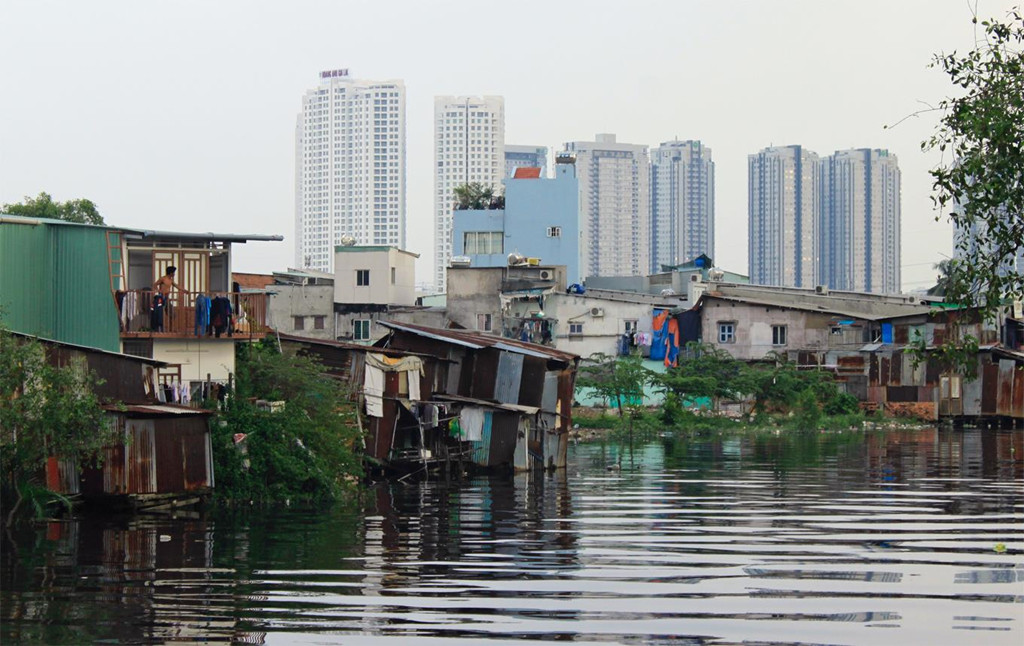 Thành phố Hồ Chí Minh đã lún xuống gần nửa mét trong vòng 25 năm qua. Tình trạng này là do người dân sử dụng các nguồn nước ngầm và đô thị hóa nhanh khiến cho nước mưa không thể đi xuống các túi nước dưới mặt đất. Ảnh:Places Journal.
