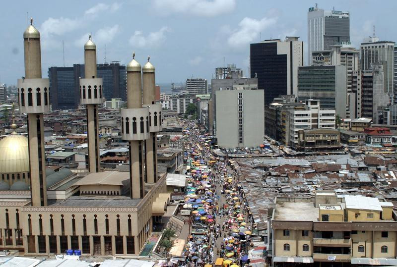 Lagos là thành phố lớn nhất ở Nigeria và châu Phi với 21 triệu dân. Việc khoan giếng lấy nước sạch kết hợp với việc thành phố không có hệ thống thoát nước hoàn chỉnh khiến Lagos dễ bị ảnh hưởng bởi tình trạng nước biển dâng. Ảnh:Reuters.