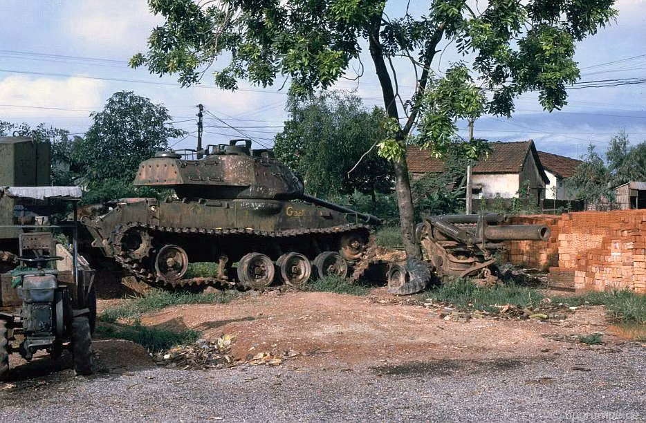 Xác xe tăng và pháo hạng nặng nằm bên đường, gần điểm giao cắt giữa Quốc lộ 1 và Quốc lộ 9 ở thị xã Đông Hà, Quảng Trị năm 1992.