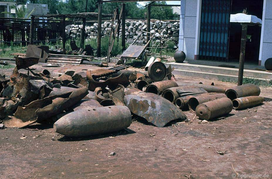 Vỏ các loại bom đạn nằm lăn lóc tại một bãi thu gom phế liệu chiến tranh gần Dốc Miếu, khu căn quan trọng của Mỹ ở Quảng Trị thời chiến tranh Việt Nam.