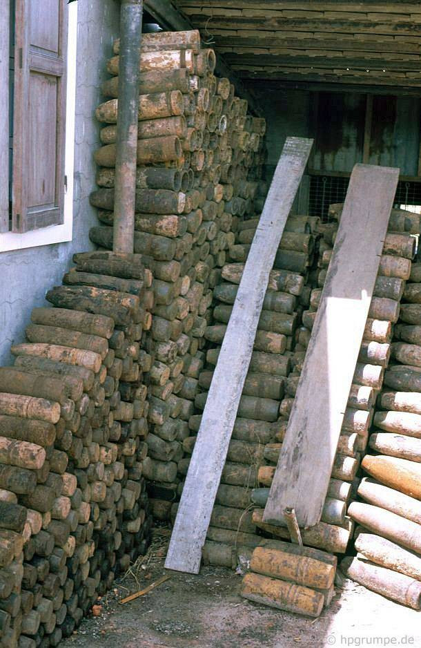 Vỏ đạn chất đống trong một kho chứa.