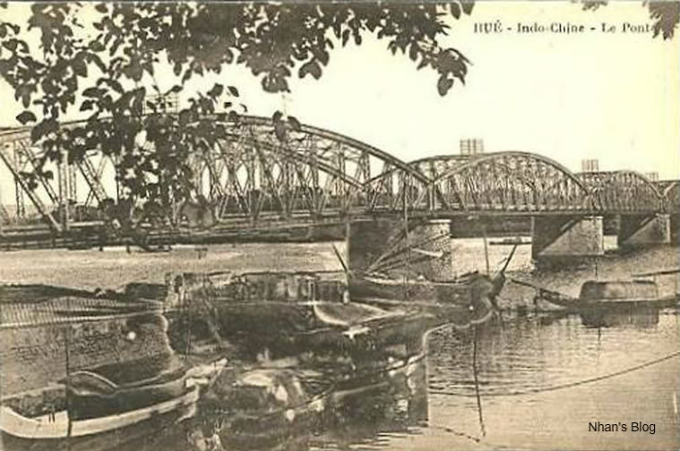 Hình ảnh cầu Trường Tiền trên một bưu thiếp cổ của Pháp. Tổng chiều dài cây cầu lúc bấy giờ là 401,1m, rộng 6,2m, gồm 6 nhịp dầm thép hình vành lược (bán nguyệt). Đây là một trong những cây cầu đầu tiên được xây dựng ở Đông Dương theo thiết kế, kỹ thuật xây dựng của phương Tây.