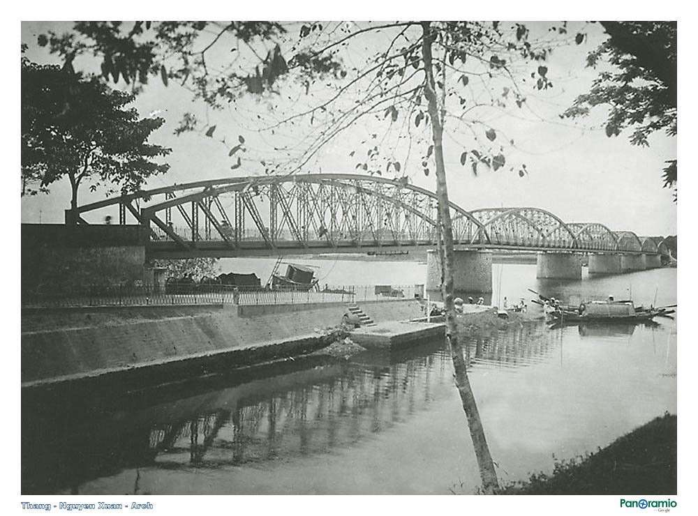 Cầu Trường Tiền nhìn từ bờ kè ở đầu cầu, khoảng năm 1919-1926. Năm 1945 chính phủ Trần Trọng Kim đổi tên là cầu Nguyễn Hoàng.