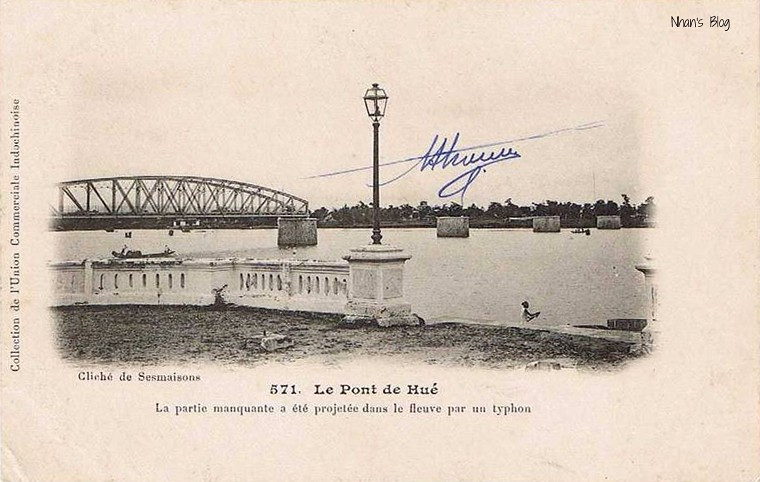 Một hình ảnh lạ về cầu Tường Tiền trên bưu thiếp của Pháp. Bưu thiếp có chú thích rắc các nhịp cầu bị bão quật đổ xuống sông. Theo các sử liệu, vào ngày 11/09/1904, một cơn bão mạnh tràn qua, thổi bay 4 nhịp cầu xuống sông Hương.