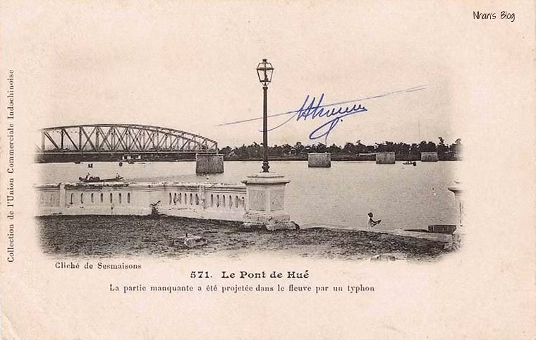 Một hình ảnh lạ về cầu Tường Tiền trên bưu thiếp của Pháp. Bưu thiếp có chú thích rắc các nhịp cầu bị bão quật đổ xuống sông. Theo các sử liệu, vào ngày 11/09/1904, một cơn bão mạnh tràn qua, thổi bay 4 nhịp cầu xuống sông Hương.