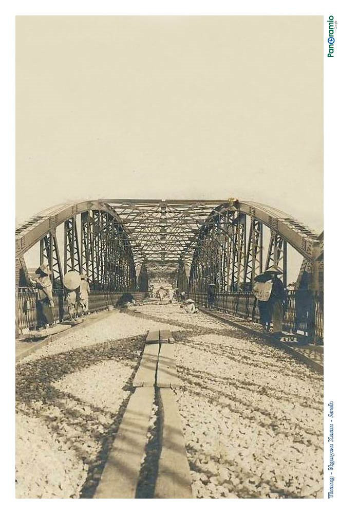 Góc nhìn chính diện về cầu Trường Tiền năm 1906. Năm 1907, khi Vua Thành Thái bị thực dân Pháp đày sang đảo Réunion, chính quyền thực dân Pháp cho đổi tên cầu thành Clémenceau – tên của thủ tướng Pháp thời Thế chiến I.