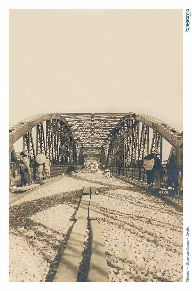 Góc nhìn chính diện về cầu Trường Tiền năm 1906. Năm 1907, khi Vua Thành Thái bị thực dân Pháp đày sang đảo Réunion, chính quyền thực dân Pháp cho đổi tên cầu thành Clémenceau – tên của thủ tướng Pháp thời Thế chiến I.