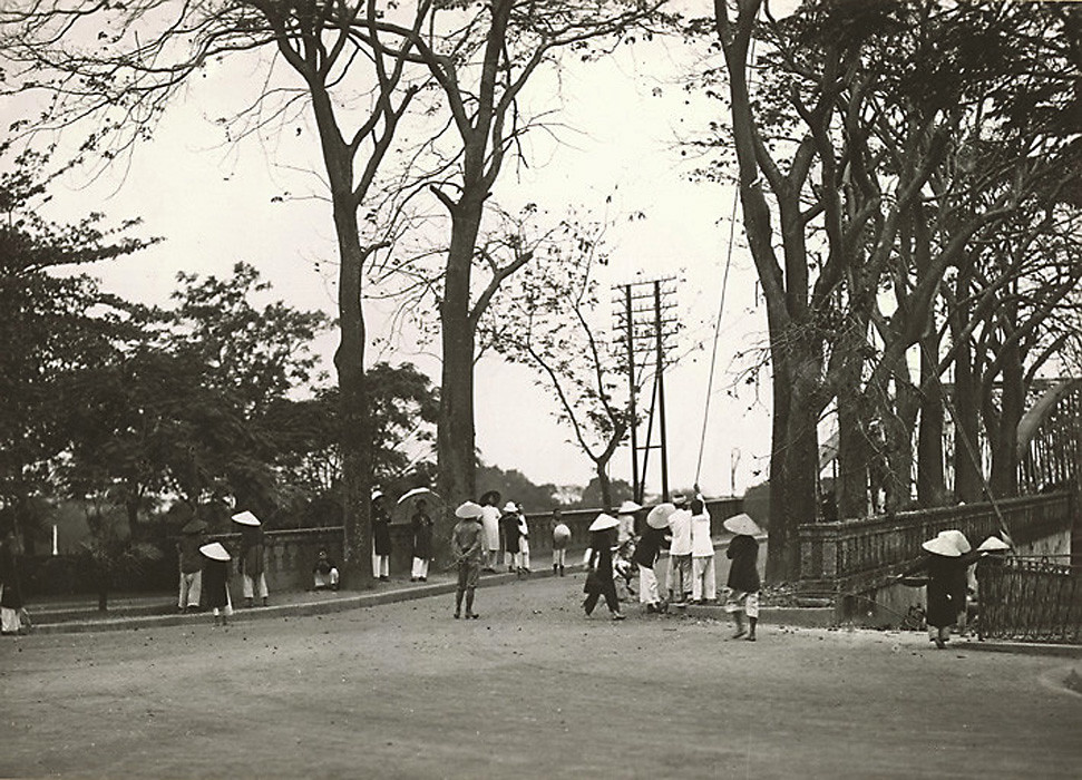 Đường dẫn lên cầu Trường Tiền, đầu thế kỷ 20. Mặc dù trải qua nhiều tên gọi, nhưng từ rất lâu, cầu đã được người Huế gọi là cầu Trường Tiền. Tên gọi này bắt nguồn từ việc gần cầu có một công trường đúc tiền, gọi là Trường Tiền của nhà Nguyễn.