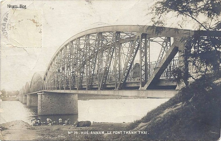 Cầu Trường Tiền trong bưu thiếp in năm 1909. Năm 1937, cầu được mở rộng hành lang hai bên dành cho xe đạp và người đi bộ và có các ban công phình rộng ra tại vị trí giữa hai nhịp cầu để nghỉ chân, tránh đường.