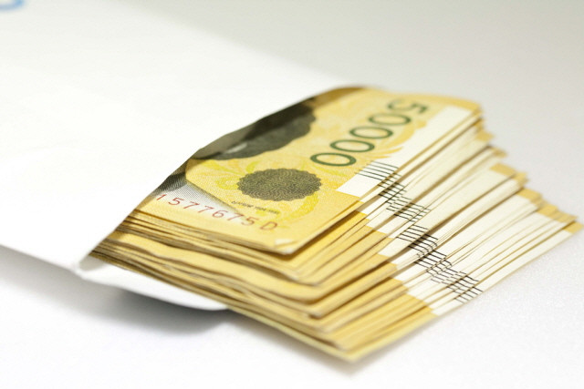 Bên cạnh đó, giáo phái Cứu rỗi cũng bị dư luật đặt ra nghi vấn về các hoạt động trốn thuế và rửa tiền từ hoạt động truyền đạo, và yêu cầu nhà chức trách phải vào cuộc để làm rõ.