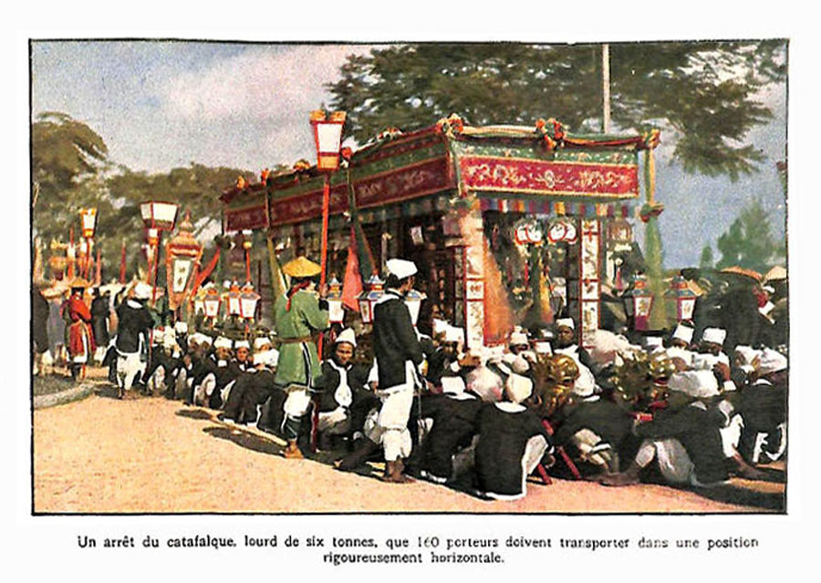 Chiếc kiệu chứa quan tài của vua Khải Định tại một điểm dừng chân trên đường từ Kinh thành ra lăng mộ vua. Kiệu nặng 6 tấn, được gánh bởi 160 người. Quanh kiệu được che phủ bằng các loại màn trướng đặc biệt dành cho vua.