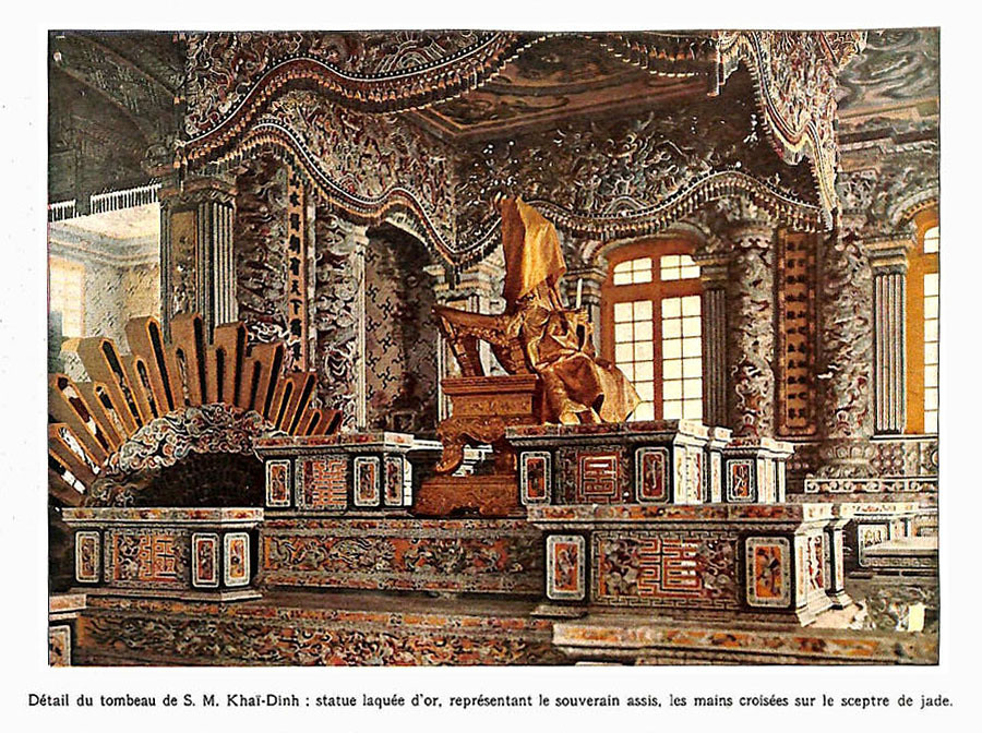 Mộ phần của vua Khải Định được trang hoàng lộng lẫy, phía trên là chiếc ngai vàng phỏng theo ngai vàng trong điện Thái Hòa ở Hoàng thành Huế. Sau gần 100 năm, lăng mộ vua Khải Định vẫn được gìn giữ nguyên trạng như lúc vua mới mất.