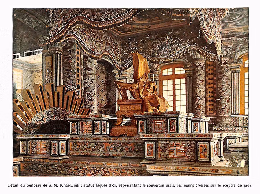 Mộ phần của vua Khải Định được trang hoàng lộng lẫy, phía trên là chiếc ngai vàng phỏng theo ngai vàng trong điện Thái Hòa ở Hoàng thành Huế. Sau gần 100 năm, lăng mộ vua Khải Định vẫn được gìn giữ nguyên trạng như lúc vua mới mất.