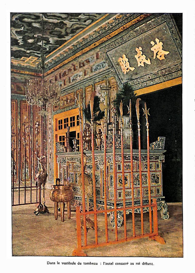 Bàn thờ phía trước mộ phần ở lăng vua Khải Định, thời điểm sau khi quan tài của vua đã an vị tại lăng.