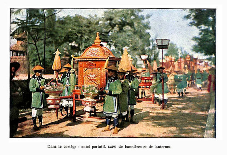 Đoàn rước vật phẩm hoàng gia trong tang lễ vua Khải Định. Là vị vua thứ 12 của triều Nguyễn, Khải Định mất vào ngày 6/11/1925, thọ 41 tuổi. Lễ an táng của ông diễn ra trong các ngày 29 - 31/1/1926.