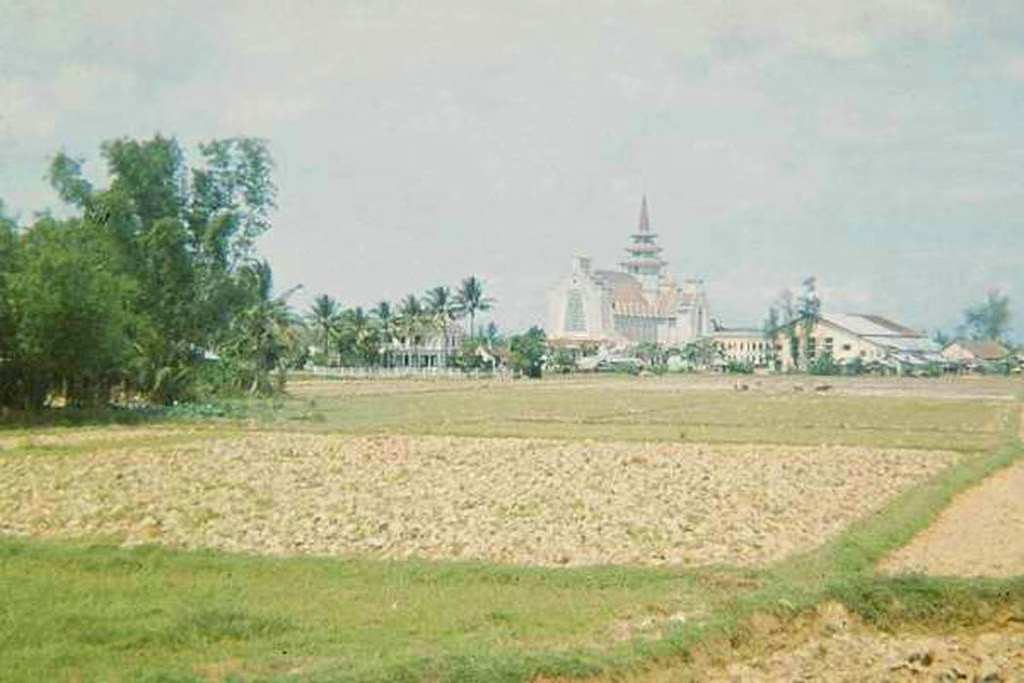 Nhà thờ Dòng Chúa Cứu Thế nhìn từ cánh đồng An Cựu, 1963. Trong chiến sự Mậu Thân 1968, công trình này may mắn khi hầu như không bị hư hại do đạn bom.