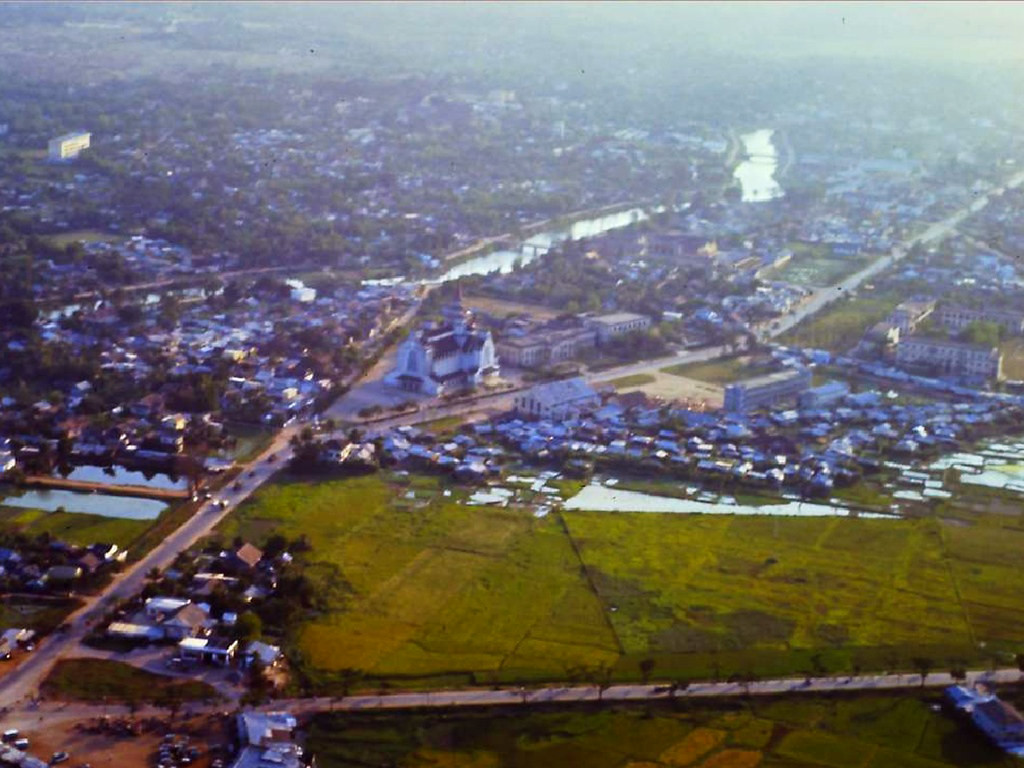 Một góc Cố đô Huế năm 1970-1971 nhìn từ máy bay, với Nhà thờ Dòng Chúa Cứu Thế nổi bật ở giữa bức ảnh. Ảnh: Joe Robertson.