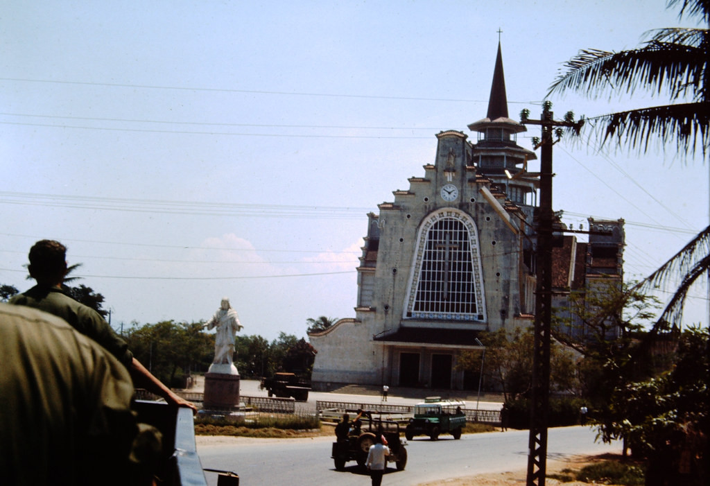 Nhà thờ nhìn từ một xe quân sự Mỹ, 1969. Ảnh: Robert and Linda Buckalew