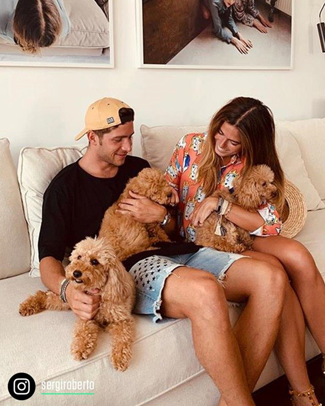Sergi Roberto nổi tiếng là một cầu thủ yêu chó. Anh và bạn gái đang chăm sóc 3 con cún cưng dòng Poodle.