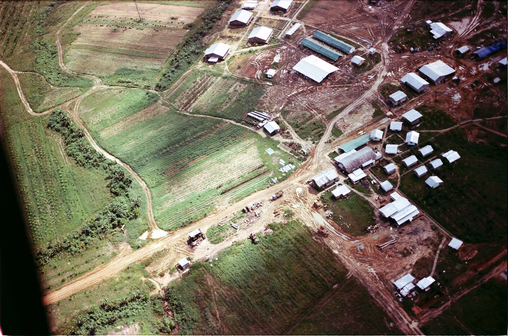 Tuy nhiên, đằng sau đó là một âm mưu khủng khiếp của giáo chủ Jim Jones. Năm 1973, Jones đã thuê một phần đất hoang vu từ quốc gia Nam Mỹ Guyana và đưa công nhân tới để xây dựng một khu định cư dành cho các tín đồ, gọi là Jonestown.