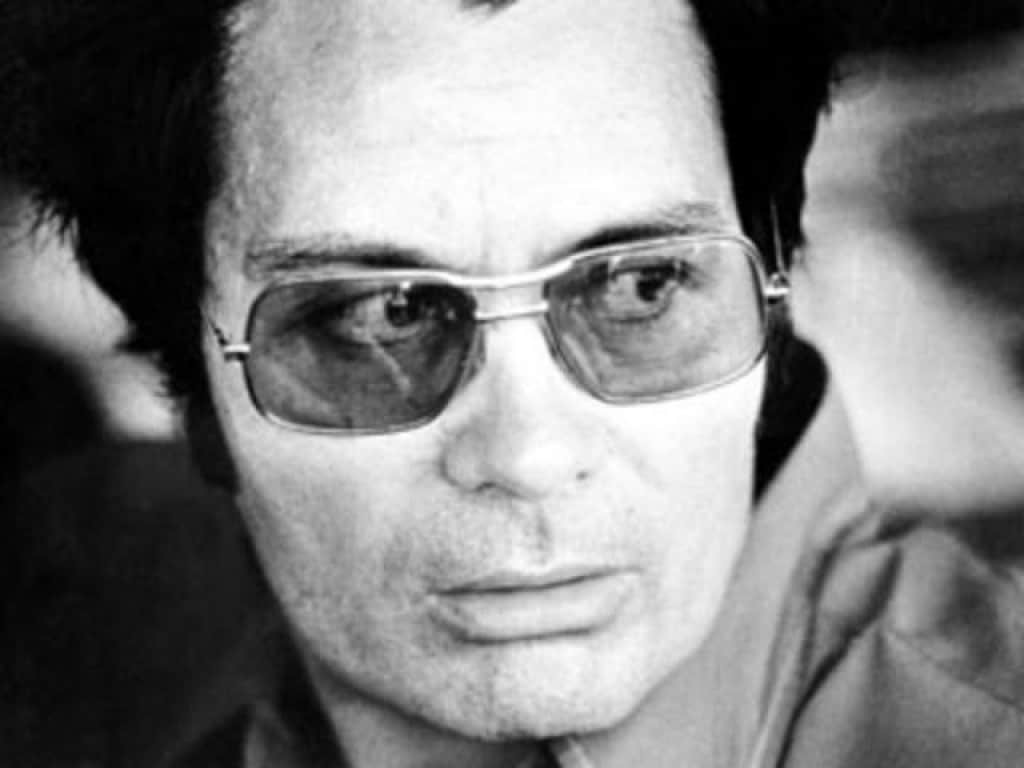 Trong lúc đó tại Jonestown, Jim Jones ra lệnh cho mọi người tập trung tại sảnh, tuyên truyền rằng quân đội Mỹ sẽ đến và tàn sát tất cả. Để thoát khỏi điều này, Jones cho rằng chỉ có một cách, đó là cuộc “cách mạng tự tử”.