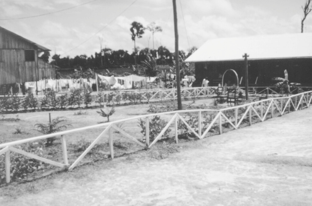 Điều kiện sống ở Jonestown rất tồi tệ khi hàng chục người chen nhau trong mỗi căn phòng chật chội. Khí hậu nhiệt đới ẩm ướt khiến nhiều người bị ốm. Và các tín đồ phải làm việc vất vả tới 11 giờ mỗi ngày.