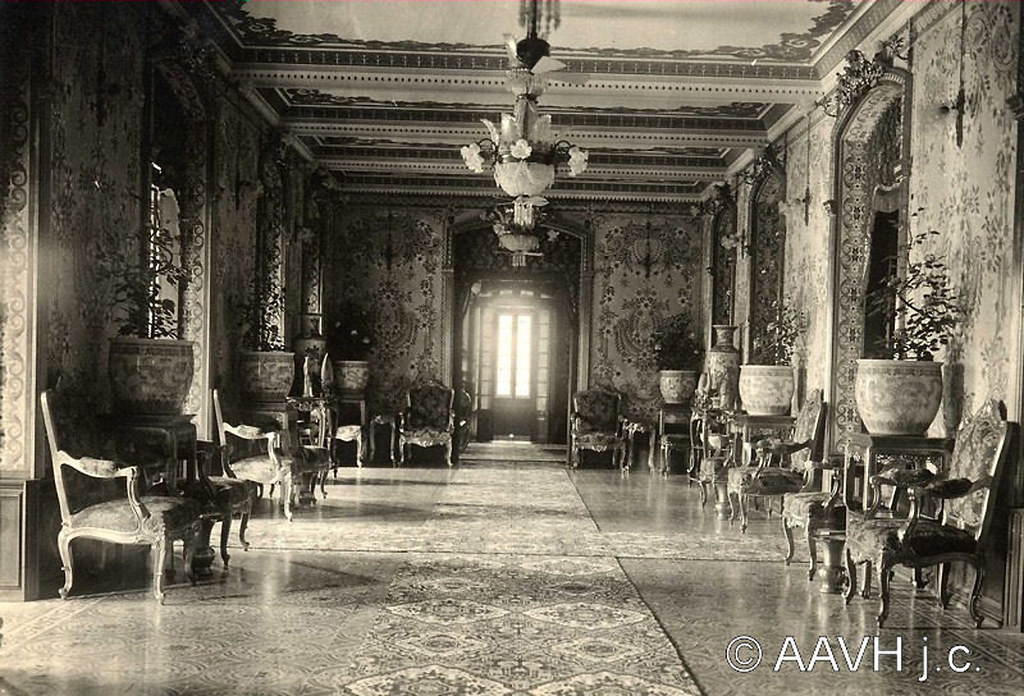 Bên trong tiền sảnh của điện Kiến Trung, 1928. Tại cung điện này, vào ngày 6/11/1925, vua Khải Định đã trút hơi thở cuối cùng.