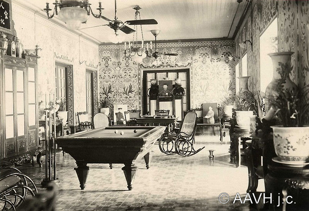 Phòng giải trí với bàn billiard ở giữa, 1928. Điện Kiến Trung đã bị phá huỷ tháng 12/1946 trong chiến lược tiêu thổ kháng chiến, chỉ còn nền điện, các bậc cấp và hàng lan can tồn tại đến nay.