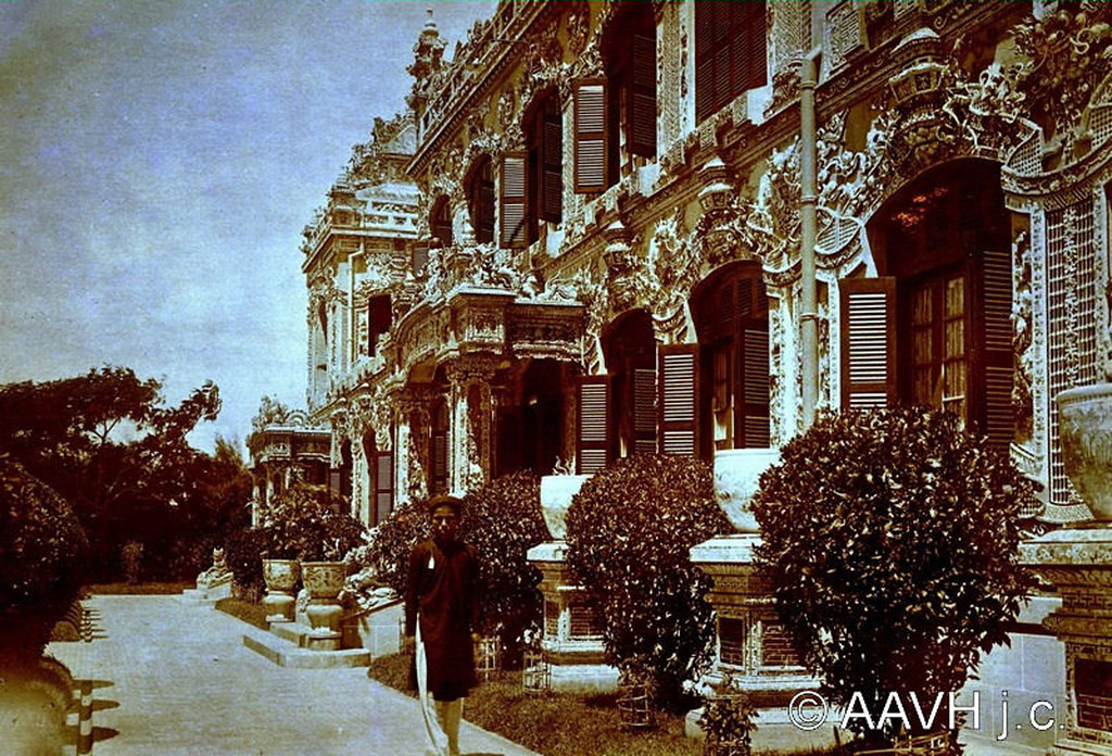 Các họa tiết trang trí hoa mỹ mặt ngoài điện Kiến Trung, 1929. Công trình là một tòa nhà hai tầng mang phong cách Âu châu gồm kiến trúc Pháp, kiến trúc Phục hưng của Italia pha trộn kiến trúc cổ truyền Việt Nam.