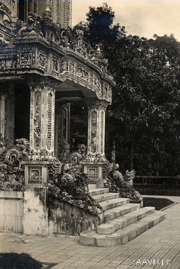 Một trong các lối dẫn vào điện. Tầng chính của cung điện trổ 13 cửa hiên: gian giữa 5 cửa, hai gian bên mỗi gian 3 cửa, hai góc điện mỗi bên hai cửa nữa làm nhô ra hẳn. Tầng trên là gác, làm cùng một thể thức như tầng chính. Trên cùng là mái ngói có hàng lan can trang trí phong cách Việt.