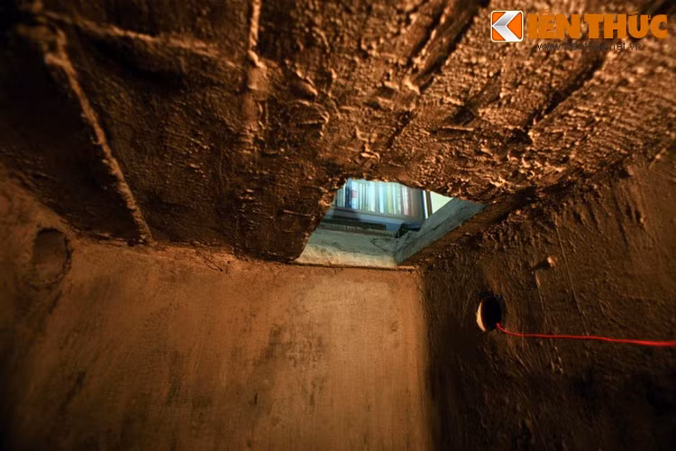 Hầm dài 2,2m, ngang 1,8m, sâu 1,7m. Trong vòng 4 tháng, ba chuyến hàng đã chuyển tới hầm 50kg thuốc nổ và kíp nổ, 7 tiểu liên AK cùng 21.000 viên đạn, 50 lựu đạn và một số quân trang quân dụng khác. Giữa năm 1967, một số lượng lớn thuốc, bông băng... được đưa vào hầm.