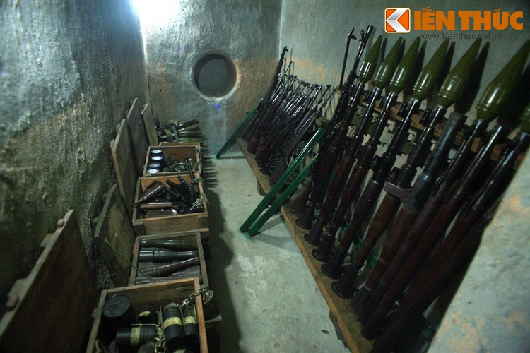 Căn hầm gồm 2 tầng, sâu 3 m, mỗi chiều 2,5m có lỗ thông hơi và nắp đậy bí mật liên thông nhau. Vũ khí được chuyển xuống hầm lúc đó gồm trên 2 tấn vũ khí các, gồm súng AK, súng ngắn, bộc phá, lựu đạn, đạn dược…