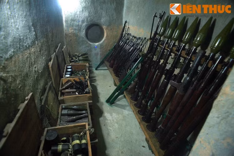 Căn hầm gồm 2 tầng, sâu 3 m, mỗi chiều 2,5m có lỗ thông hơi và nắp đậy bí mật liên thông nhau. Vũ khí được chuyển xuống hầm lúc đó gồm trên 2 tấn vũ khí các, gồm súng AK, súng ngắn, bộc phá, lựu đạn, đạn dược…