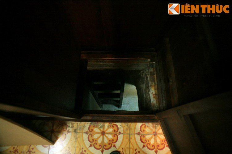Đầu năm 1952, việc xây hầm được thực hiện. Gian nhà có cửa hầm nhìn như một nơi sinh hoạt bình thường. Thế nhưng, khi mở cánh cửa tủ, một bất ngờ xuất hiện. Dưới gầm chiếc tủ là nắp hầm cùng một cầu thang nhỏ. Dưới cầu thang là một địa đạo sâu hút. Đi hết địa đạo sẽ đến hầm bí mật.