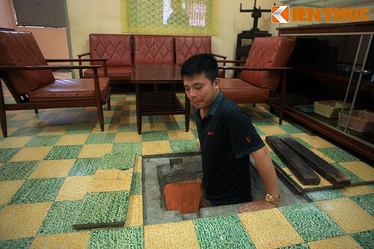 Theo bố trí của tổ chức, chiến sĩ Đỗ Văn Căn (Ba Căn) đưa gia đình về trú ngụ tại căn nhà này, hành nghề sửa và ép giày bằng mủ cao su để che mắt địch. Đầu năm 1965, ông Ba Căn nhận được lệnh gấp rút xây dựng hầm bí mật ngay tại nhà. Hầm được đào ngay phòng khách.