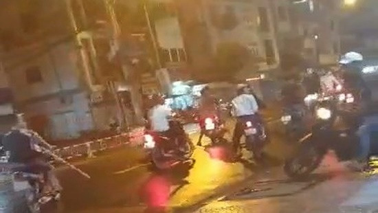 Chem nhau kinh hoang vi gap nguoi yeu cu di choi voi ban trai moi